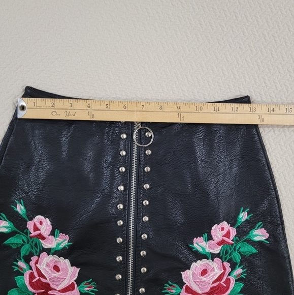 Molly Green Black Faux Leather Floral Embroidery Skirt Studs Zipper Front Size S - Picture 8 of 15